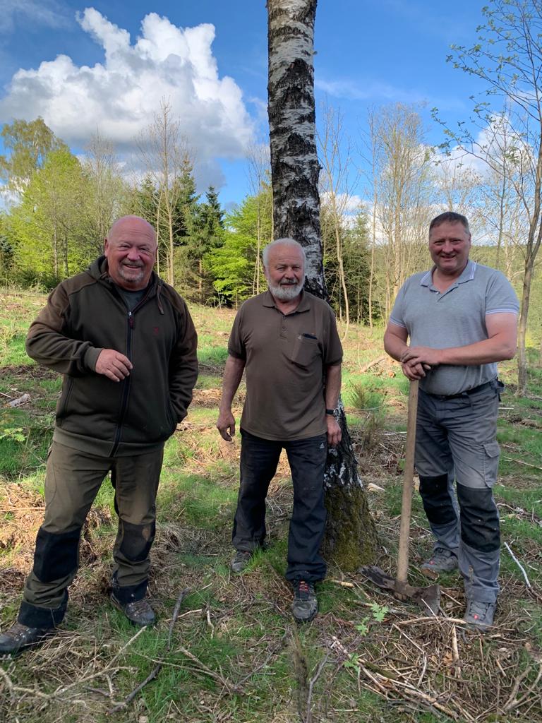 Jäger pflanzen 300 Bäume in Schönfeld am Rennberg Jagdverband